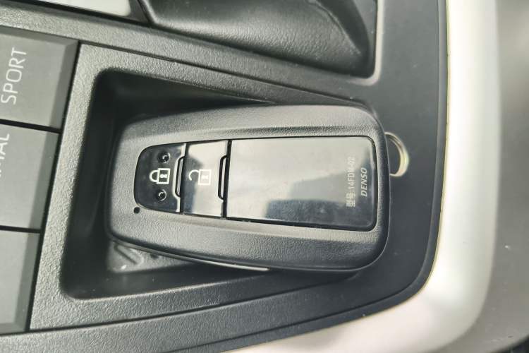 Used Toyota RAV4 2021 2.0L CVT Two-Wheel Drive Fashion Edition Vehicle Key