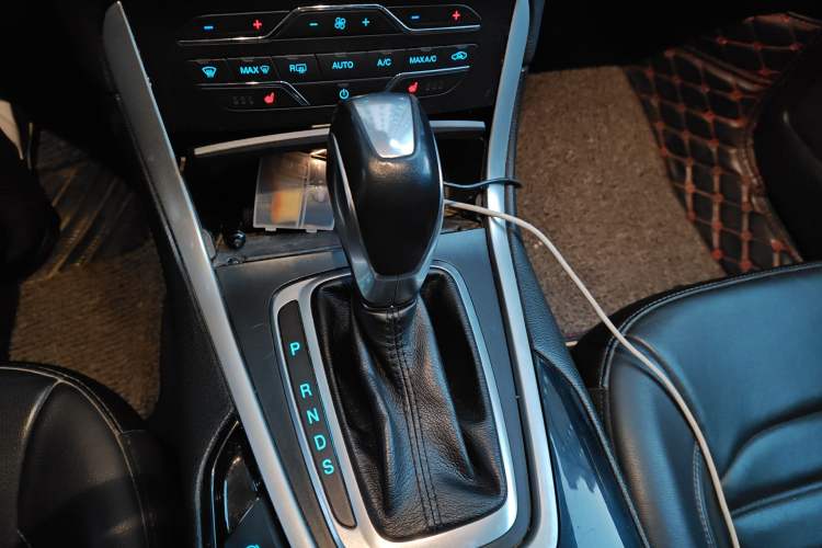 Used Ford Edge 2015 2.0T GTDi Two-Wheel-Drive High-Line Version