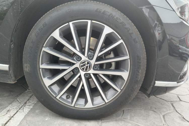 Used Volkswagen Magotan 2020 380TSI DSG Luxury Version Right Front Wheel Hub