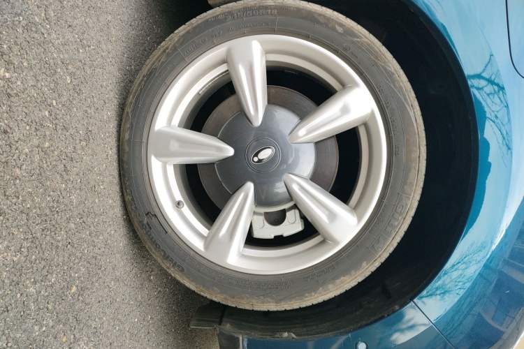 Used ORA Good Cat 2021 400km Standard Range Athena Edition Lithium Iron Phosphate Right Front Wheel Hub