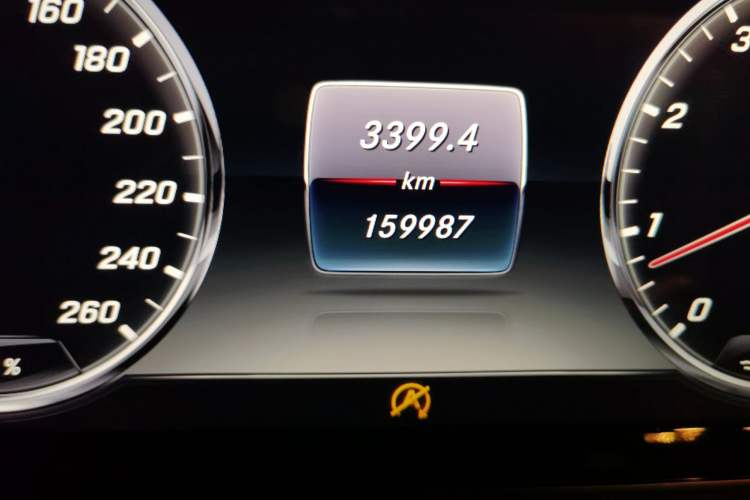 Used Mercedes-Benz Maybach S-Class 2015 S 400 4MATIC Odometer Close Up