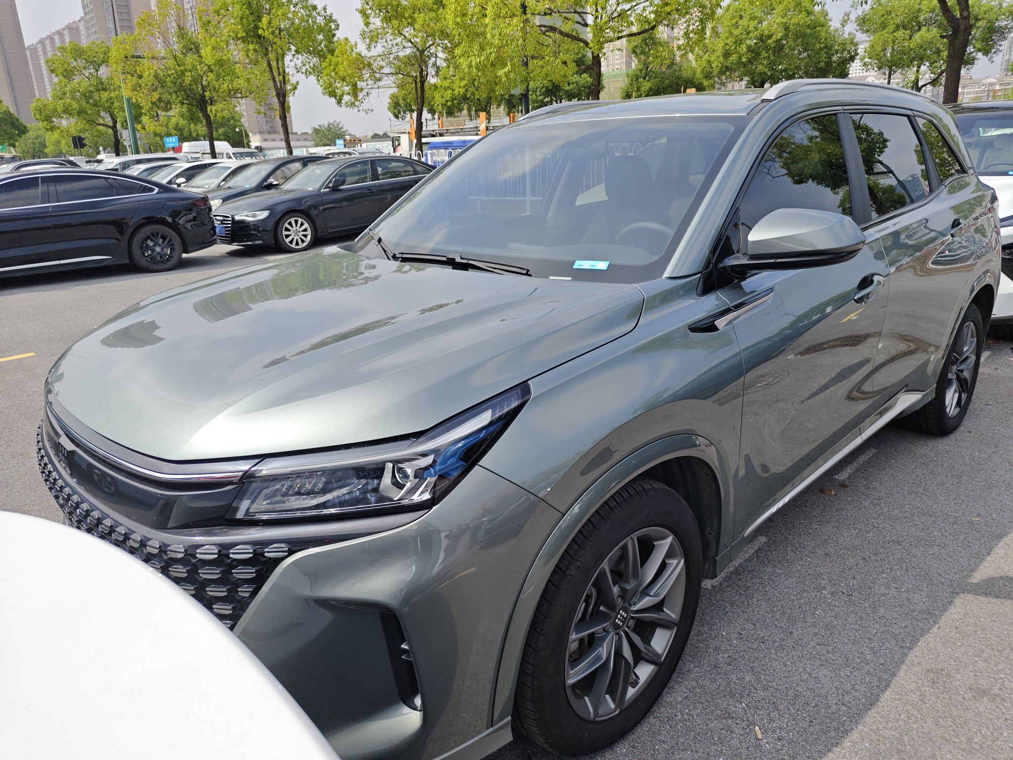 Под передней частью автомобиля