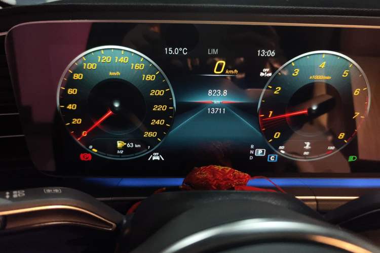 Used Mercedes-Benz GLE 2023 GLE 350 4MATIC Stylish Model Odometer Close Up