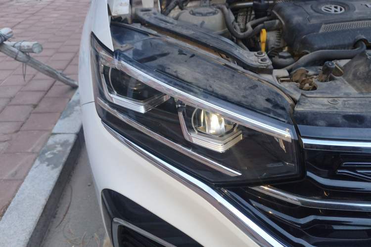 Used Volkswagen Tayron X 2020 380TSI Four-Wheel Drive Flagship Smart Connectivity Version Right Front Headlight