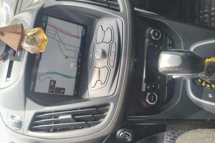 Used Ford Kuga 2015 2.0L GTDi Four-Wheel-Drive Sport Model Audio And AC Panel