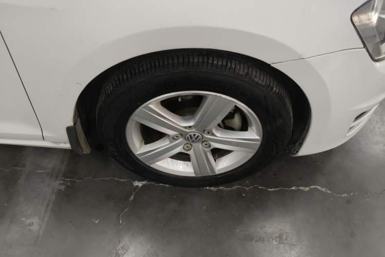 Used Volkswagen Golf 2014 1.6L Automatic Comfort Model Right Front Wheel Hub