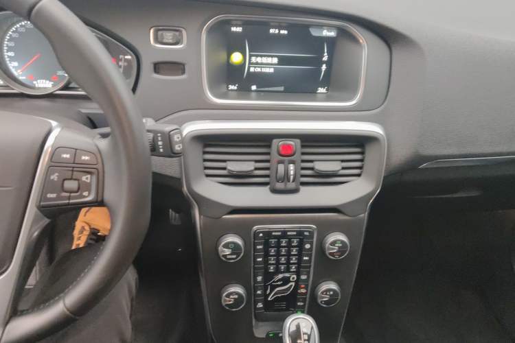 Used Volvo V40 2016 T3 Zhiyi Edition