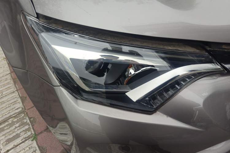 Used Toyota RAV4 2016 2.0L CVT Two-Wheel Drive Smart Edition China V Standard Right Front Headlight