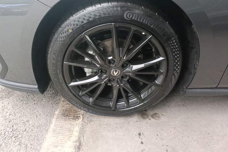Used CHANGAN UNI-V 2025 Model Third-Generation 1.5T 500Bar Prestige Edition Left Front Wheel Hub