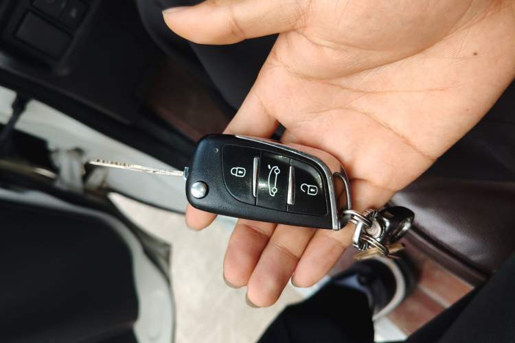 Used Jinbei Gold Hiace 2023 1.5L Passenger Vehicle Engineering Lion 5/6/7 Seater Vehicle Key