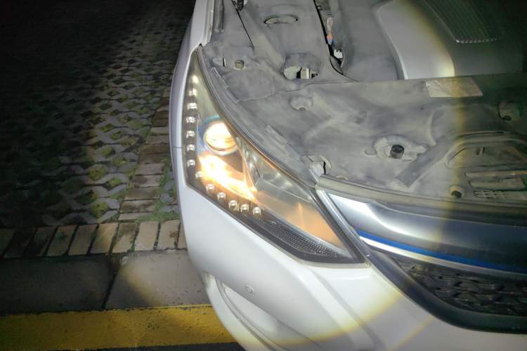 Used BYD Song New Energy 2017 Song DM 1.5TID All-Wheel Drive Luxury Model Right Front Headlight