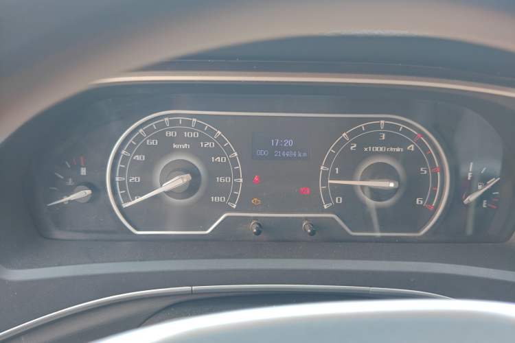 Used SAIC MAXUS Xintu V80 2021 2.0T PLUS Manual Aoyuntong Short Wheelbase Mid-Roof 5/6-Seater
