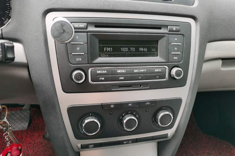Used Skoda Octavia 2014 1.6L Automatic Yijie Edition Audio And AC Panel