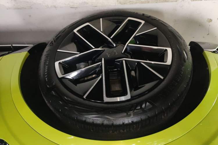 Used Avatr 11 2023 HarmonyOS Version Smart Enjoyment Upgrade Model 90-Degree Rear-Wheel Drive Edition Left Front Wheel Hub