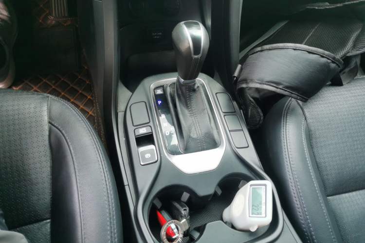 Used Hyundai Santa Fe 2013 2.4L Automatic Two-Wheel Drive Smart Version Gear Lever