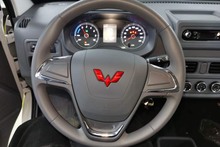 Used Wuling Yangguang 2024 300KM Comfort Version Passenger Van 75kW