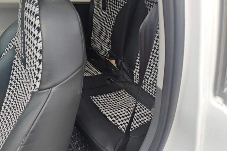 Used CHANGAN NEVO Lumin 2022 155 km – Refreshingly Sweet Edition Left Rear Seat