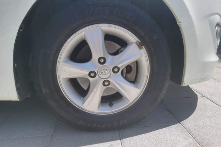 Used Hyundai Verna (older generation) 2011 Hatchback 1.4L Automatic Fashion GT Right Front Wheel Hub