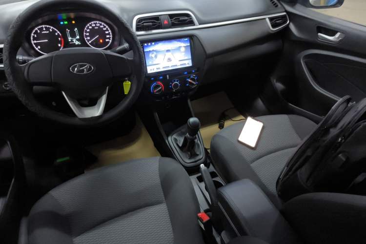 Used Hyundai Verna (older generation) 2020 1.4L Manual GL Refreshed Edition Gear Lever