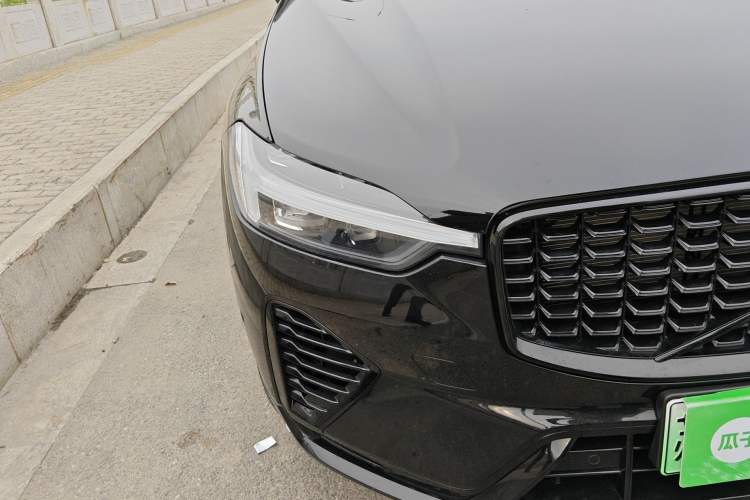 Used Volvo XC60 New Energy 2025 Plug-in Hybrid Long-Range All-Wheel Drive Zhiyuan Extreme Night Black Edition Right Front Headlight