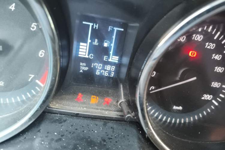 Used HYOSOW S3 2014 1.5L Comfort Version China IV Emission Standard Odometer Close Up