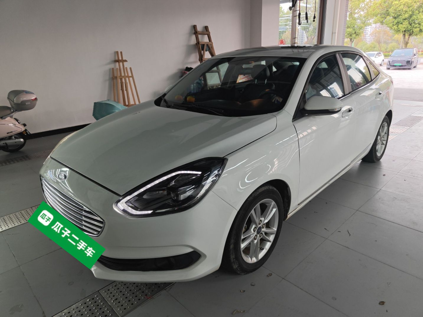 Под передней частью автомобиля