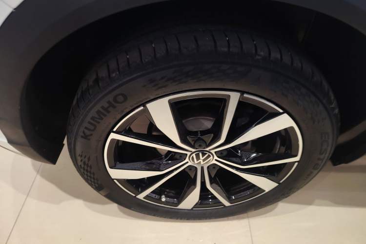 Used Volkswagen T-ROC 2024 300TSI DSG Two-Wheel-Drive Chen Guang Edition Right Rear Wheel Hub