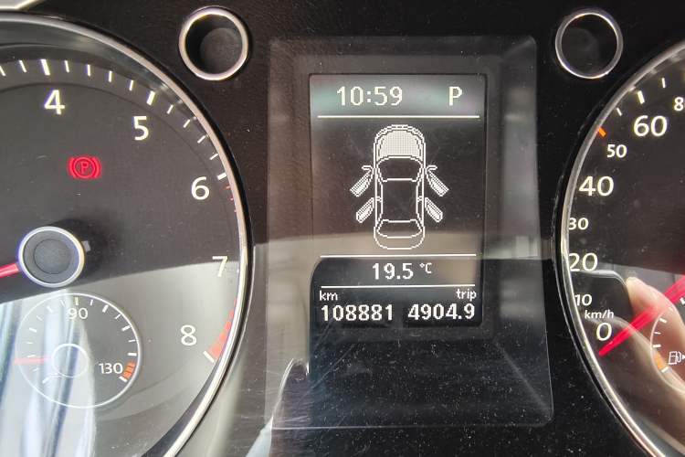 Used Volkswagen Magotan 2016 1.8TSI Smart Comfort Model Odometer Close Up