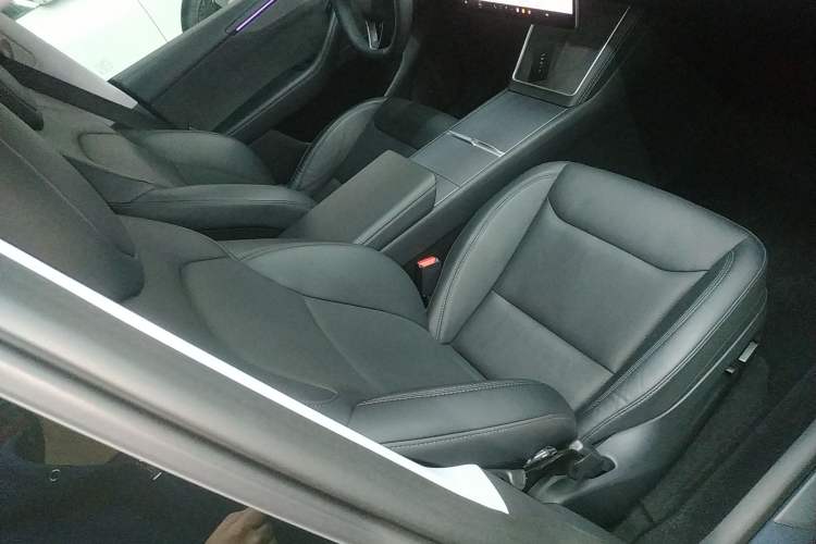 Used Tesla Model Y 2025 Long-Range All-Wheel-Drive Version