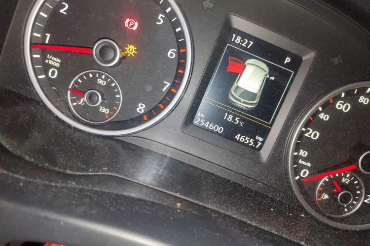 Used Volkswagen Tiguan 2015 1.8TSI Automatic Two-Wheel Drive Luxury Model Odometer Close Up