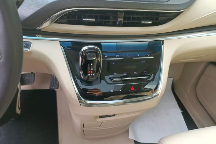 Used Buick GL8 2023 Facelifted Land Cruiser Executive Luxury Version
