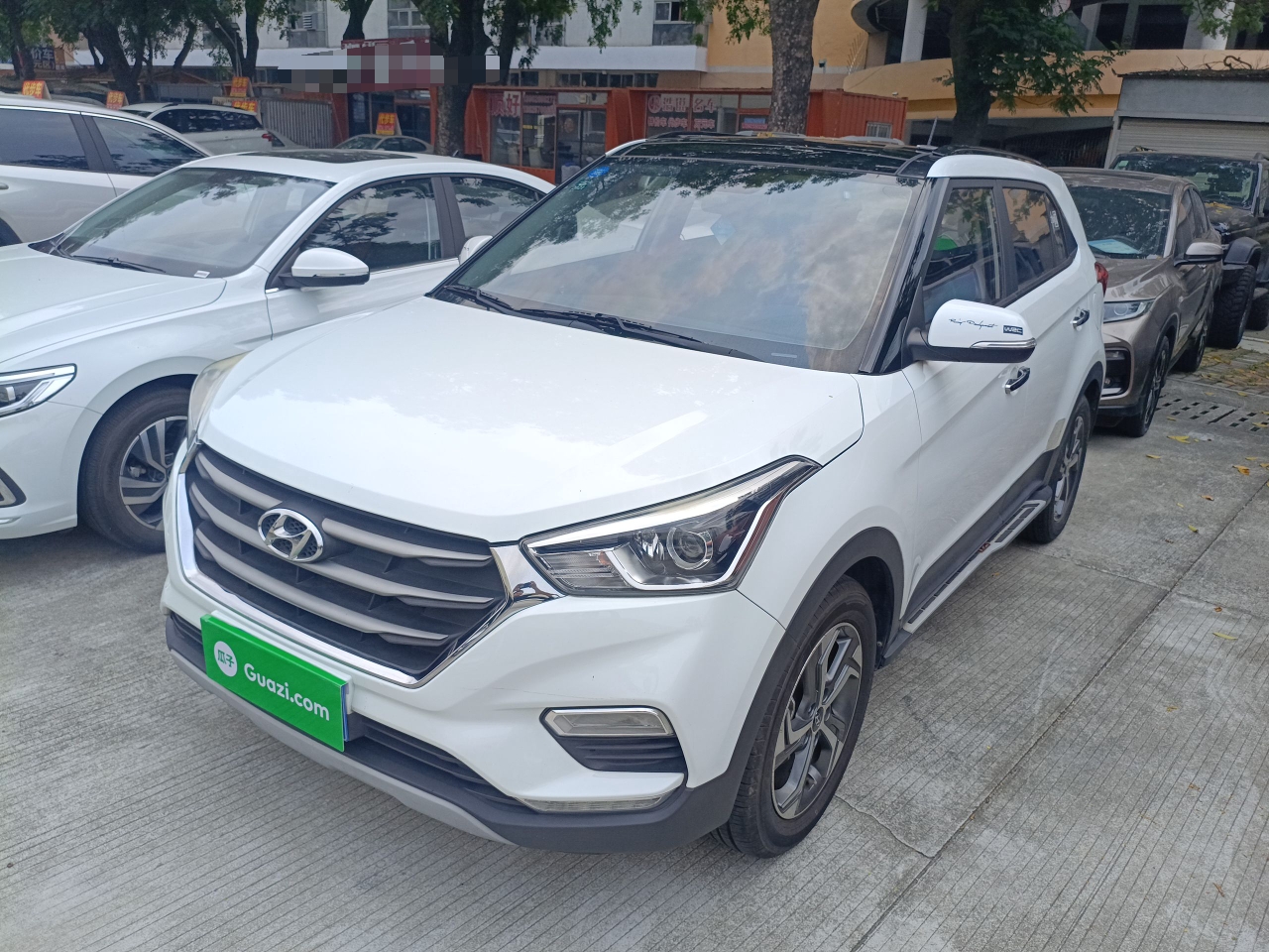 تحت مقدمة السيارة