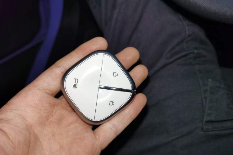 Used Baojun KiWi EV 2023 Edition Strawberry Bear Limited Edition Lithium Iron Phosphate
