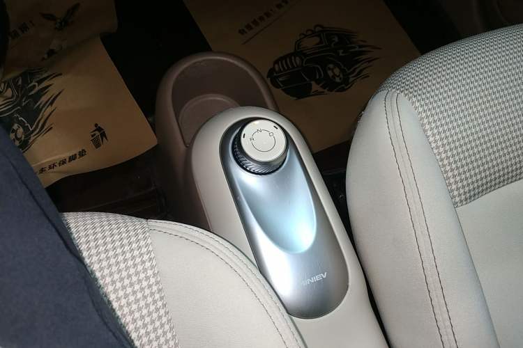 Used Wuling Hongguang MINIEV 2025 Four-Door Version Advanced Edition Gear Lever