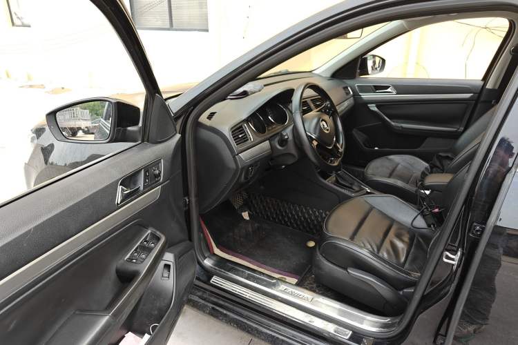 Used Volkswagen Lavida 2015 1.6L Automatic Comfort Edition Driver Seat