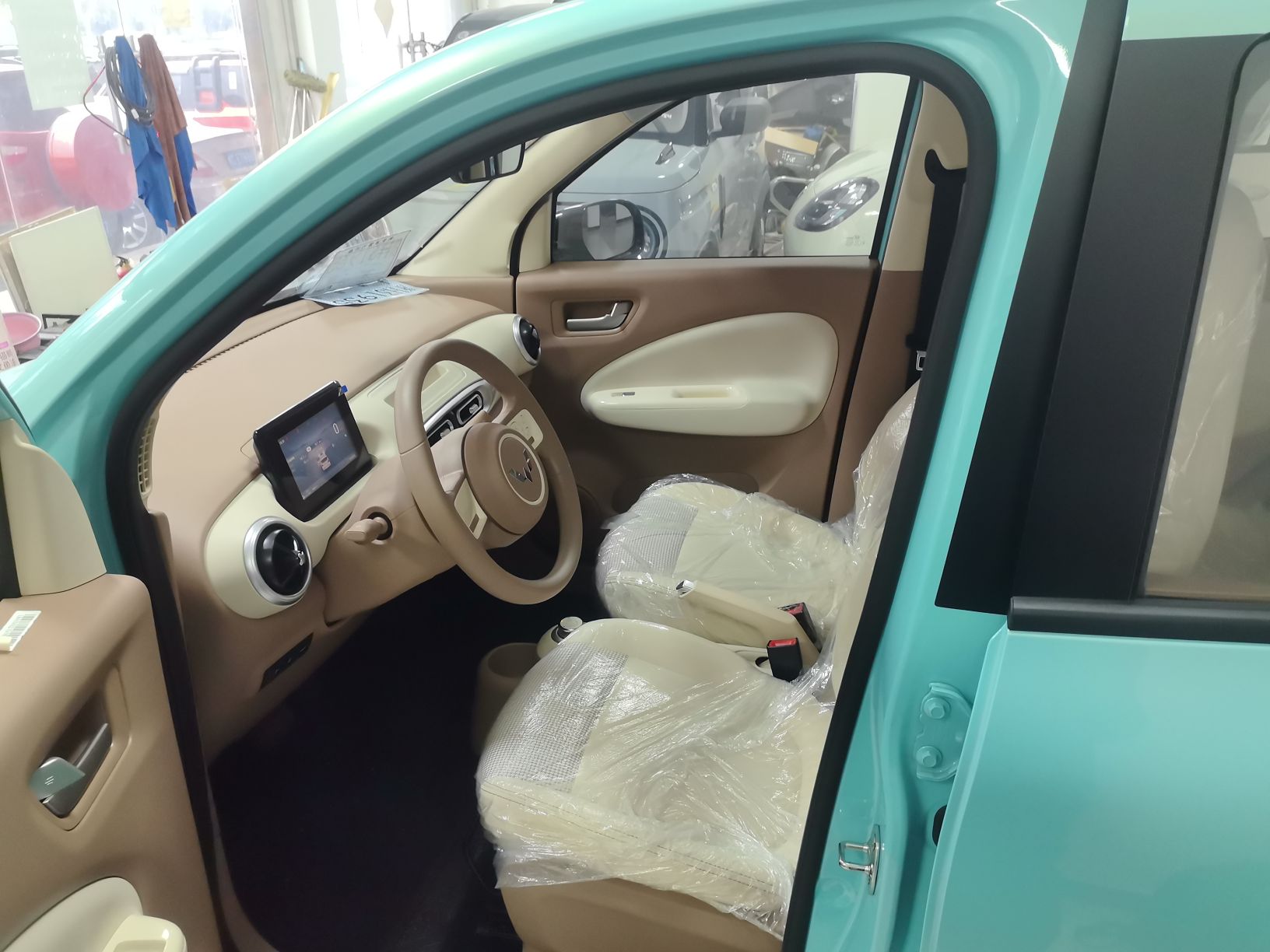 المقاعد الأمامية داخل السيارة