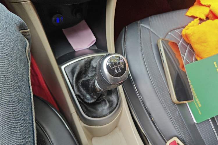 Used Hyundai Verna (older generation) 2014 1.4L Manual Smart GLS Trim Gear Lever