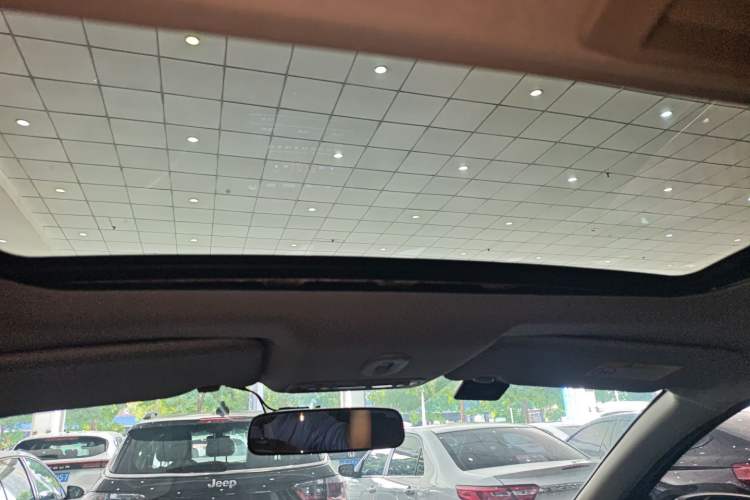 Used Venucia T70X 2016 2.0L CVT SmartFun Sport Edition