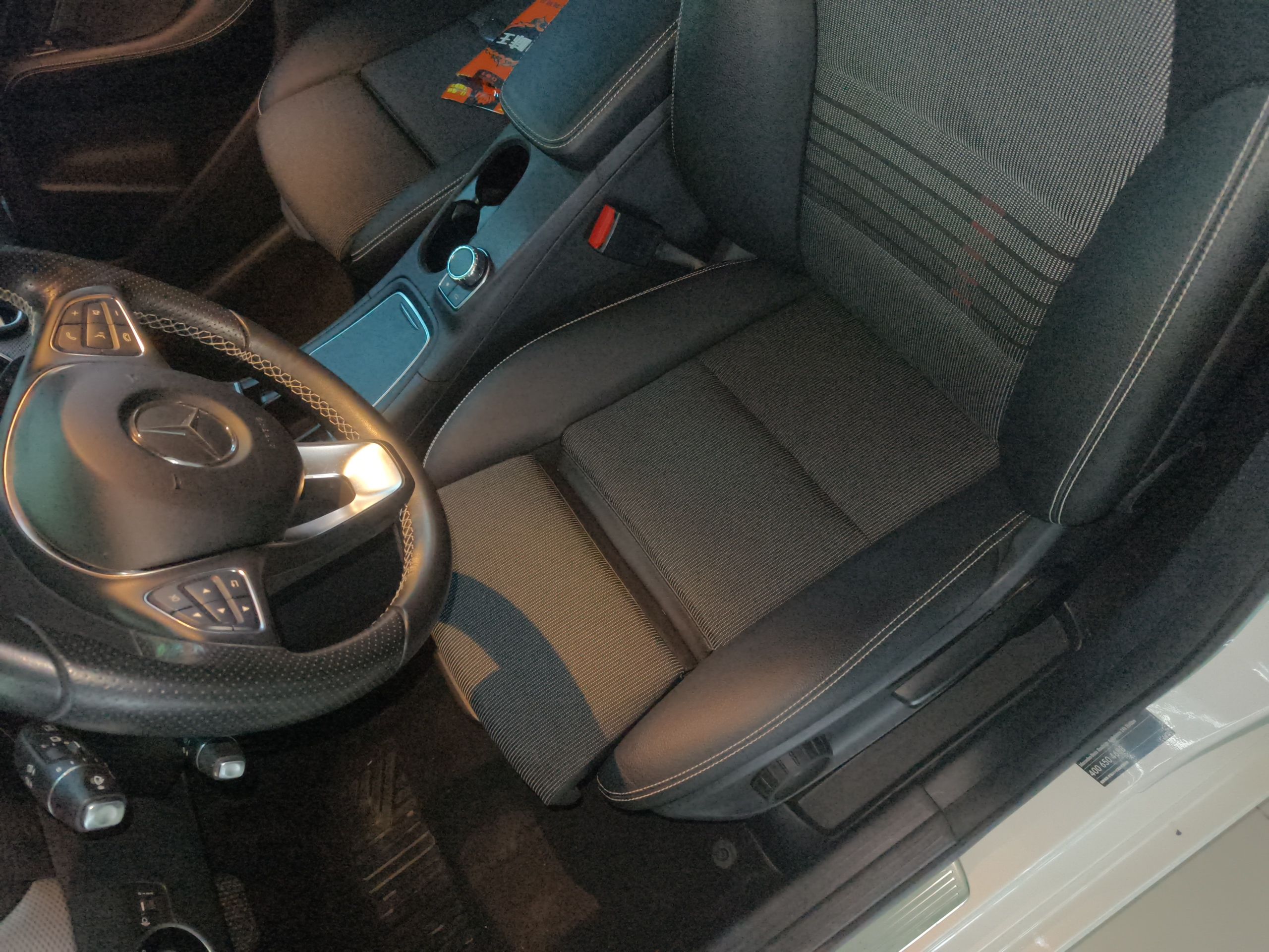 المقاعد الأمامية داخل السيارة