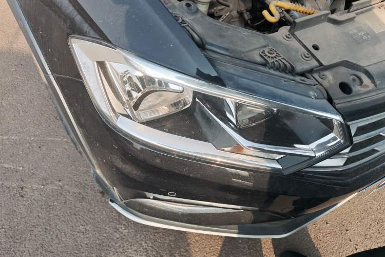 Used Volkswagen C-TREK 2017 1.6L Automatic Luxury Model Right Front Headlight