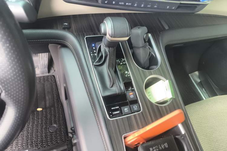 Used Toyota SIENNA 2021 2.5L Hybrid Premium Edition Gear Lever