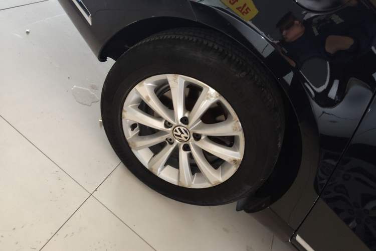 Used Volkswagen Magotan 2015 Facelift 1.8TSI Luxury Model Right Rear Wheel Hub