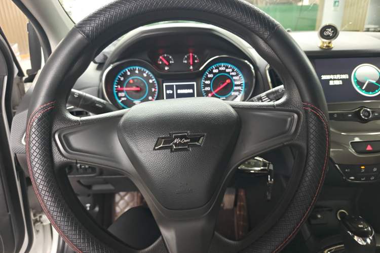 Used Chevrolet Cruze 2018 320 Automatic Pioneer Sunroof Edition Steering Wheel