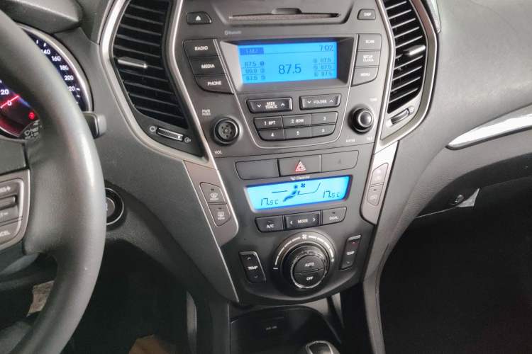 Used Hyundai Santa Fe 2013 2.4L Automatic Two-Wheel Drive Smart Version Audio And AC Panel