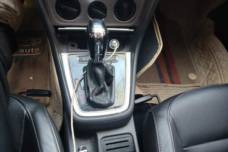 Used Volkswagen Lavida 2013 Restyled Classic 1.6L Automatic Comfort Edition Gear Lever