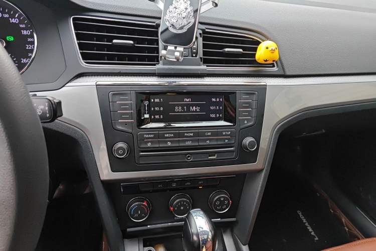 Used Volkswagen Lamando 2015 230TSI DSG Fashion Edition Audio And AC Panel