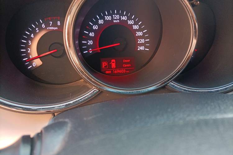 Used Kia Sorento 2012 2.4L Gasoline Luxury Edition Odometer Close Up