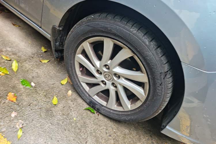 Used Mazda 5 2011 2.0L Automatic Comfort Edition Right Front Wheel Hub