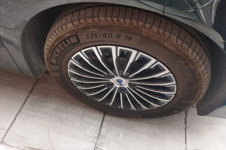 Used Denza D9 2024 DM-i 980 Four-Wheel Drive Prestige Model Right Front Wheel Hub