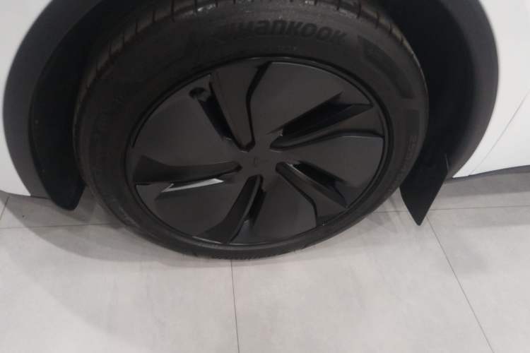 Used Tesla Model Y 2025 Long-Range All-Wheel-Drive Version
